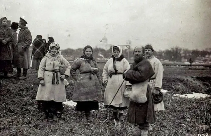 Місцеве населення зі скляними пляшками для освяченої води, м. Володимир, 1917 р.