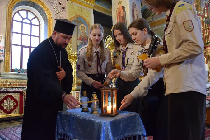 Луцькі пластуни передали прикордонникам Вифлеємський вогонь (фото)