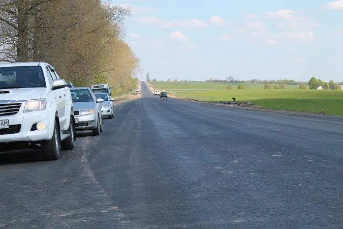 На дорозі «Луцьк–Львів» вкладають верхній шар асфальту