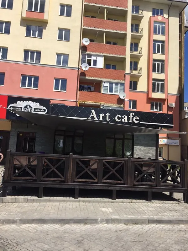 У луцькому кафе встановили літню терасу з левами