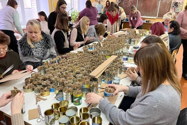У Луцьку пів сотні вчителів виготовляли окопні свічки під час шкільних канікул (відео)