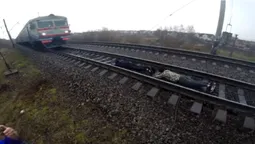 У Рівному двоє юнаків лягли під потяг (відео)