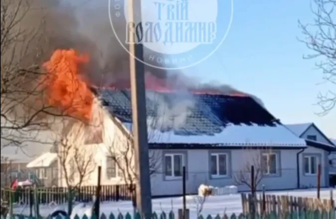 Вогонь охопив дах: у Володимирі горить будинок (відео)
