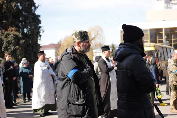 Зі сльозами та на колінах: Луцьк попрощався з трьома своїми Героями (фото, відео)