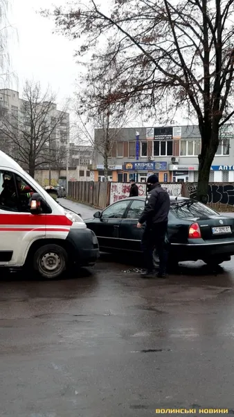 У Луцьку «швидка» протаранила легковик (фото)
