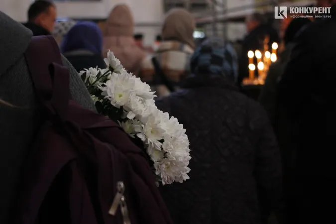 У Луцьку на колінах попрощалися зі ще одним загиблим Героєм (фото)
