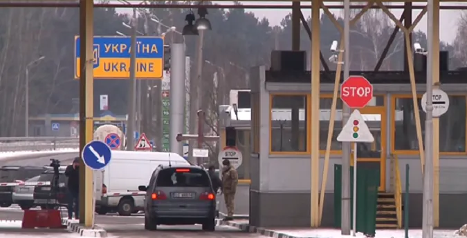Українці їдуть додому на свята: на польському кордоні розтягнулись черги