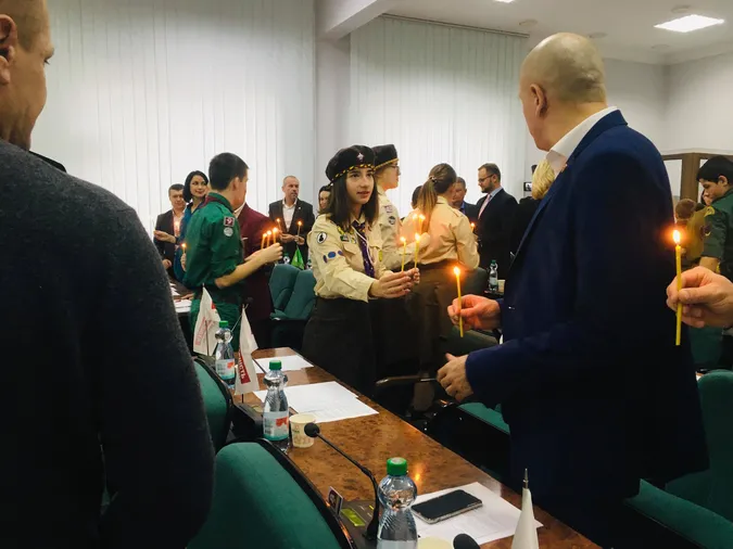 У Луцьку міську раду принесли Вифлеємський вогонь миру (фото)