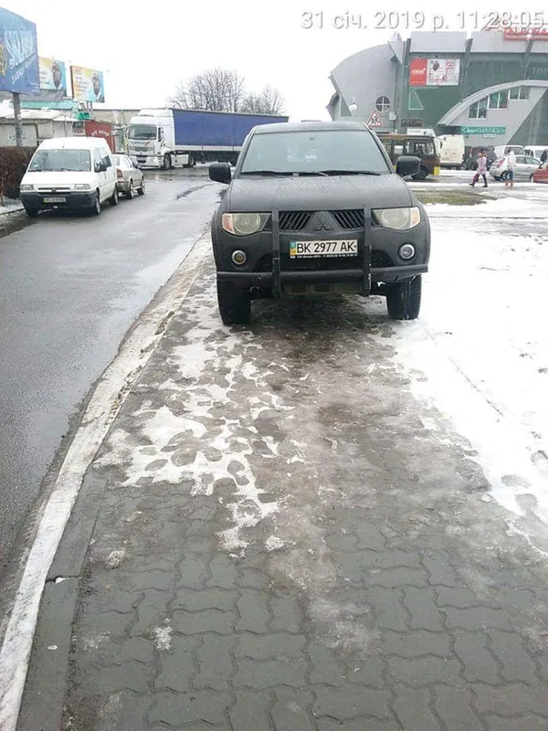 Паркуються на тротуарах: у Луцьку оштрафували 9 водіїв (фото)