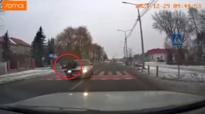 Пішохід, якого на Ківерцівській у Луцьку провезли на капоті, не має ні до кого претензій