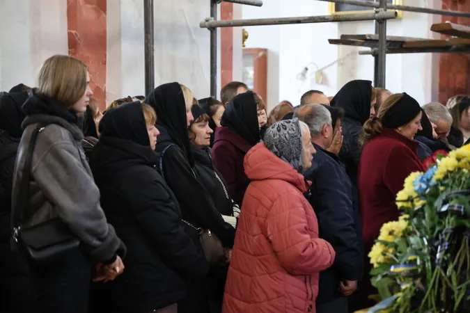 Небо плакало: Луцьк навколішки прощався з загиблим на Курщині бійцем Віктором Калеником