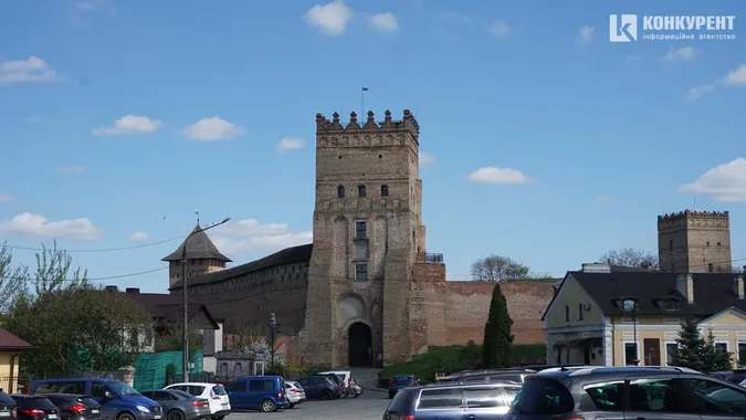 Старе місто у Луцьку буяє квітами (фото)
