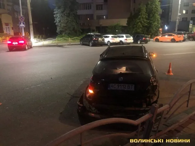 У центрі Луцька – аварія: стукнулись легковик та маршрутка, водій якої був п'яним (фото)