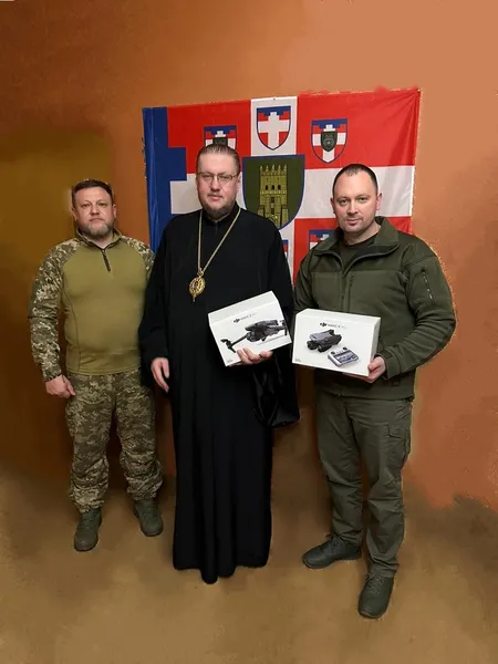 Володимирський владика привіз для волинських бійців три «мавіка» (фото)