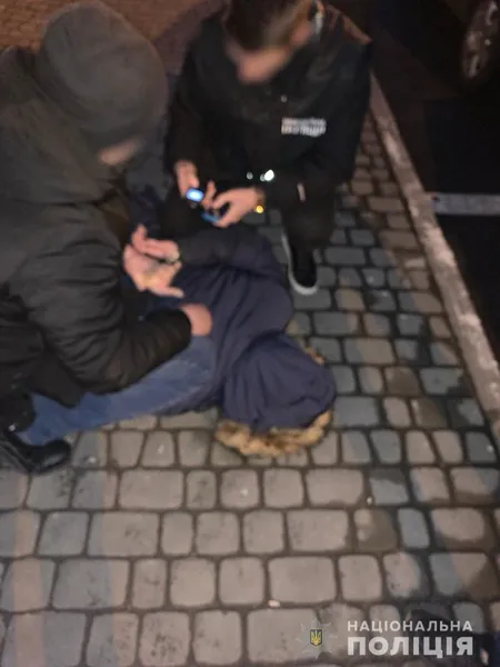 У Луцьку затримали шахрая, який видурював у пенсіонерів гроші за схемою «ваш родич у біді» (фото, відео)