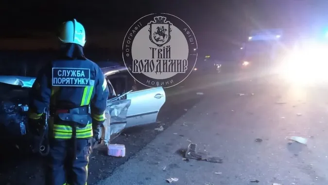 Розсипані буряки та зім'яте авто: поблизу Володимира – масштабна ДТП (фото, відео)