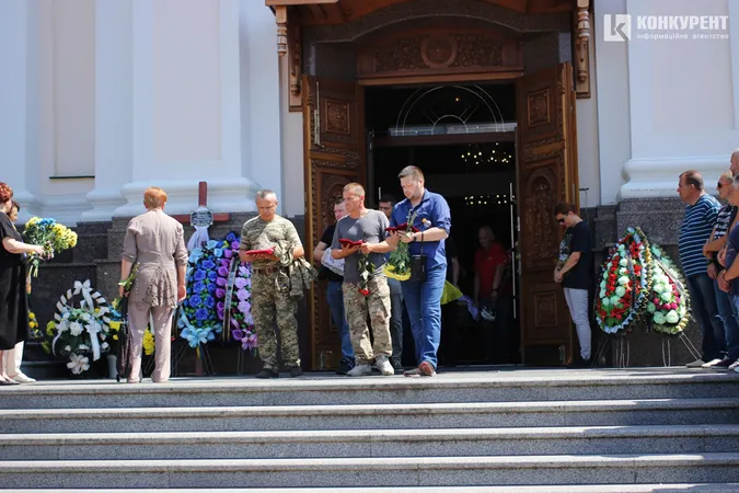 Віддали життя за нас: Луцьк на колінах попрощався з двома захисниками (фото, відео)