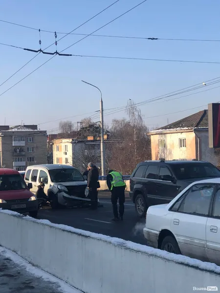 У Луцьку на шляхопроводі сталася подвійна ДТП (фото)