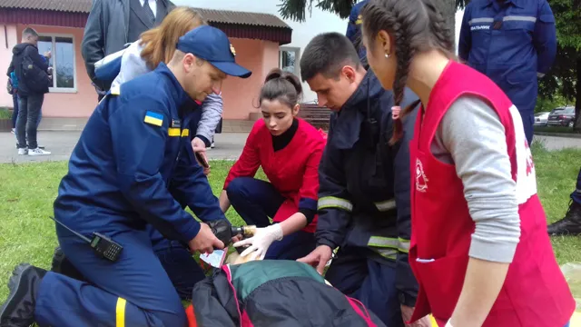 «Теракт» у луцькому медколеджі: працівників і студентів евакуювали (фото)
