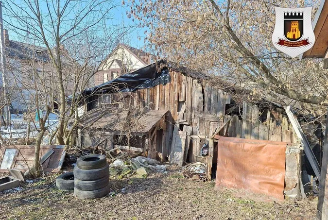 У Луцьку муніципали розвалили старі халабуди на Дубнівській (фото)