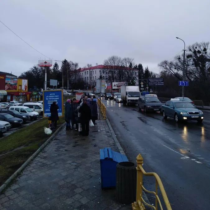 Лучани третій рік просять облаштувати зупинку на вулиці Шевченка
