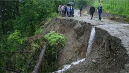 Негода в гірських районах: розмило дороги та мости, авто й городи у воді (ФОТО)