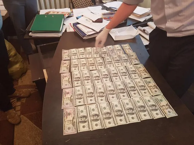 На Волині затримали чоловіка, який намагався підкупити прокурора 