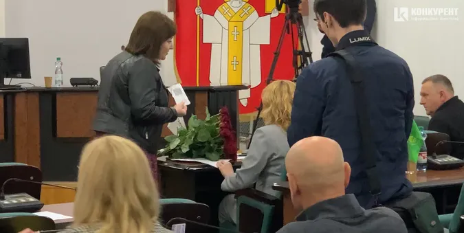 Луцькій чиновниці подарували букет після скандалу із закупівлею квітів втридорога (відео)