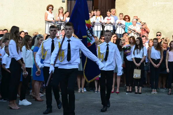 Кульки і квіти: у Луцькій школі № 9 святкували День знань (фото)