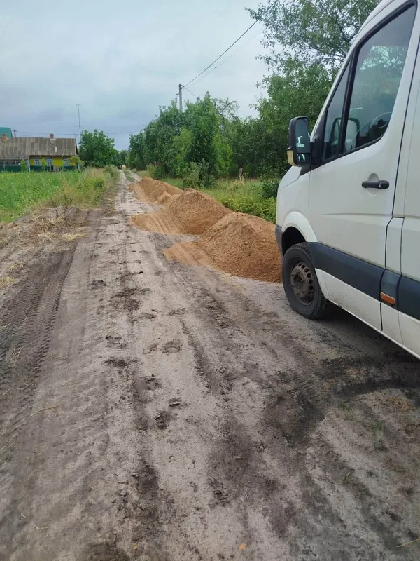 Жителям і туристам буде комфортніше: у Мельниках відремонтували дороги (фото)