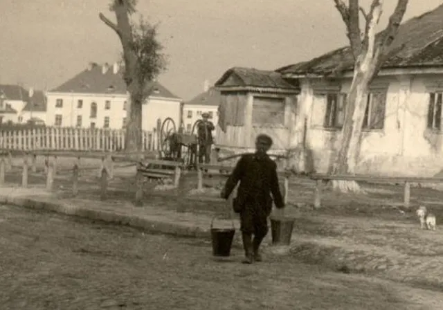 Дві копійки за відро води: як вуличні колонки рятували лучан (ретрофото)