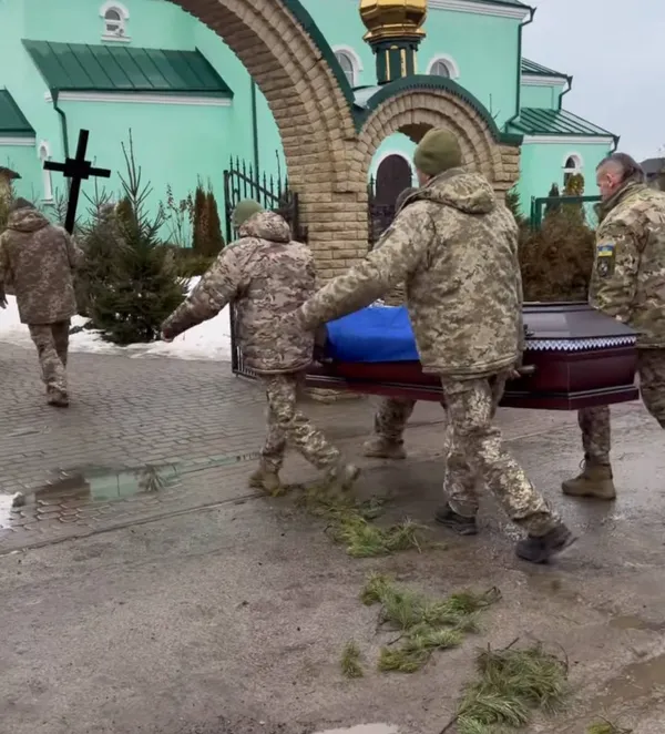 Короткий, але героїчний бойовий шлях: на Волині попрощалися з воїном Іваном Савлуком (фото)