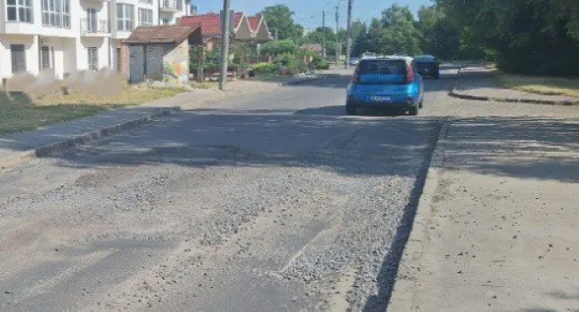 Зробили абияк: у Луцьку після ремонту водопроводу неякісно відновили асфальт (фото)