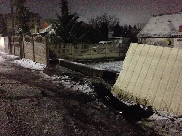 На Писаревського в Луцьку авто знесло паркан: водій втік (фотофакт)