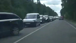 З потеплінням усі ринули до озер: на під'їзді до Світязя – кілометрові затори (відео)