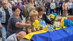 Майже рік вважався зниклим безвісти: Ковель навколішки попрощався з Героєм Віктором Дорощуком
