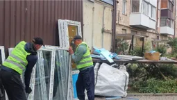 У Луцьку почали замінювати вікна у будинках, що постраждали від атаки рф (відео)