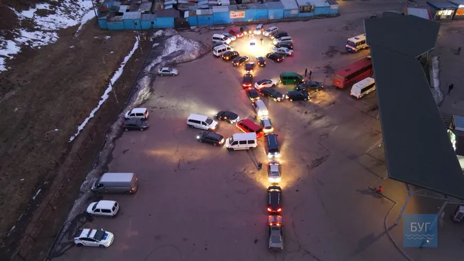 У Володимирі автомобілісти разом з патрульними створили квітку з автомобілів