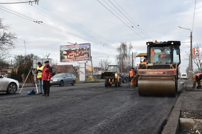 У Луцьку завершують ремонт дворів і доріг (фото)