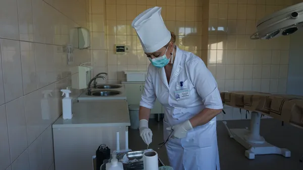 «Ми божевільні, ненормальні люди», або Які вони – будні луцьких медсестер (репортаж, фото 18+)