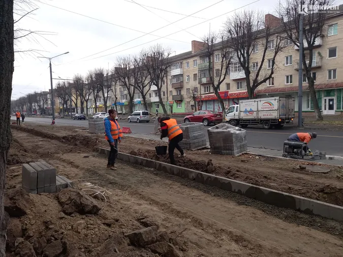Поребрики та гідранти: що коїться на проспекті Волі у Луцьку (фото)