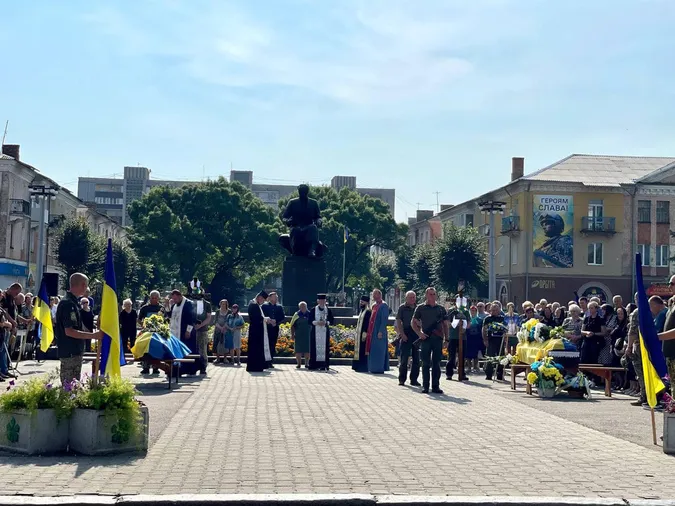 У Нововолинську провели в останню дорогу двох захисників – Володимира Гасюка та Олександра Пущала