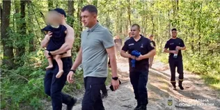 На Житомирщині всю ніч шукали 2-річного малюка: дитину знайшли в лісі (фото)