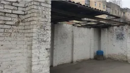 Лучани скаржаться на "діряву" зупинку на Теремнівській (фото)