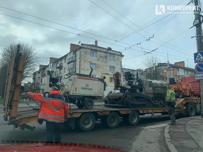 Рух ускладнений: у Луцьку ремонтують дорогу на Привокзальній (фото)