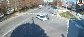 ВАЗ протаранив велосипедиста на перехресті у Луцьку: момент ДТП потрапив на камеру (відео)