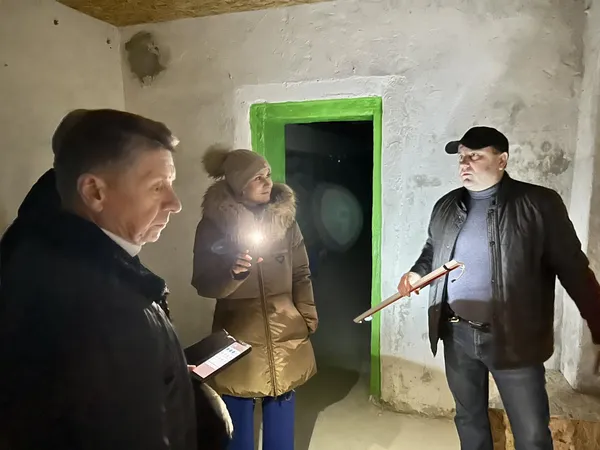 Просто і дієво: в Ковелі на стінах укриття у школі вчепили LED-стрічки (фото)