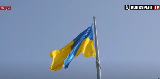 День прапора: як у Луцьку підіймали найбільший стяг області (відео)