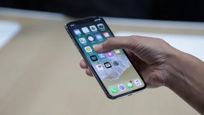 Apple хоче вдвічі скоротити виробництво iPhone X