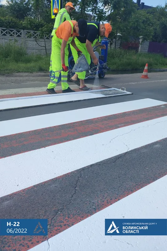 Під Луцьком на дорозі до Рівного малюють «зебри» і заливають смолою тріщини (фото, відео)